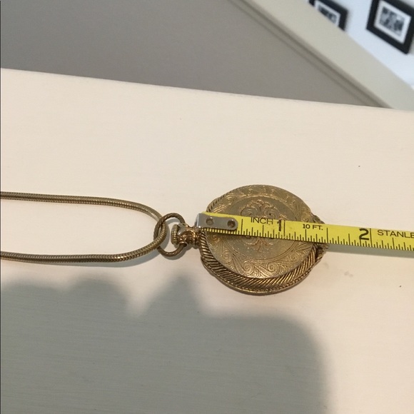 Vintage gold color locket - Picture 5 of 6